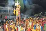 அரிவாள் மீது ஏறி உலா வந்த மழுவேந்தி கருப்பர்