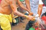 பழநியில் தலையில் தேங்காய் உடைத்து பக்தர்கள் நேர்த்திக் கடன்