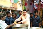 சதுர்த்தி விழா: அன்னதானம் வழங்கிய முஸ்லிம்கள்