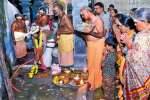 பிட்டுக்கு மண் சுமந்த சிவபெருமான்