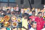மானாமதுரையில் எல்லை தெய்வத்திற்கு மண் சட்டிகளில் கறிச்சோறு