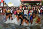 மகாளய அமாவாசை: அக்னி தீர்த்த கடலில் குவிந்த பக்தர்கள்