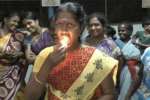 தீயை விழுங்கி நேர்த்திக்கடன்: விநோத விழா
