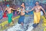 பூக்குழி இறங்கிய ஐயப்ப பக்தர்கள்