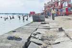 ராமேஸ்வரம் கோயிலில் அக்னி தீர்த்த நடை பாதை சேதம்: பக்தர்கள் அவதி