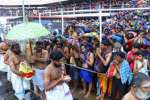 சபரிமலையில் அலைமோதும் பக்தர்கள்
