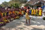 கத்தி போட்டு அம்மனை வரவேற்ற இளைஞர்கள்