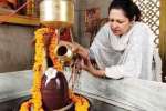 வாரணாசியில் சிவ வழிபாடு நடத்தும் முஸ்லிம் பெண் வக்கீல்