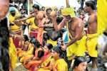 பக்தர்கள் தலையில் தேங்காய் உடைத்து நேர்த்திக்கடன்