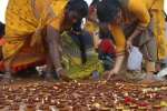 திருக்கோஷ்டியூர் தெப்ப உற்சவம்: விளக்கு ஏற்றி வழிபட்ட பெண்கள்