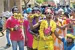 காரைக்குடி முத்துமாரியம்மன் கோயிலில் பக்தர்கள் நேர்த்திக்கடன்