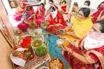 கவுரி பண்டிகை: முக கவசம் அணிந்து பெண்கள் வழிபாடு