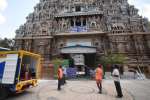 மீனாட்சி அம்மன் கோயில் கோபுரங்களில் கிருமி நாசினி தெளிப்பு