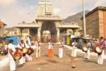 அருணாசலேஸ்வரர் கோவில் முன் சங்கராபரணம் வாசித்து பிரார்த்தனை