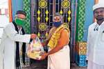 கோவில் அர்ச்சகர்களுக்கு முஸ்லிம்கள் நிவாரணம்