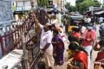 கோவில் நுழைவு வாயிலில் தீபமேற்றிய பக்தர்கள்