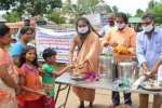 தங்க தட்டில் வைத்து முக கவசம் வினியோகம்