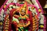 ஆடிவெள்ளியை முன்னிட்டு கோவிலில் பெண்கள் வழிபாடு