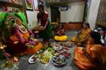 வரலட்சுமி நோன்பு: வீடுகளில் பெண்கள் வழிபாடு