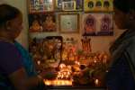 அயோத்தியில் பூமி பூஜை: வீடுகளில் விளக்கு ஏற்றி பெண்கள் வழிபாடு