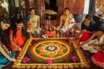 ஓணம் பண்டிகை: வீட்டில் பூக்கோலம் வரைந்து கோலாகல கொண்டாட்டம்