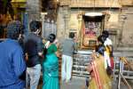 திருநள்ளாறு சனீஸ்வரர் கோவிலில் பக்தர்கள் தரிசனம்