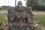ரோட்டோரத்தில் கிடைத்த அம்மன் சிலை