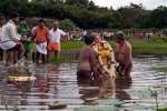 கும்ளாபுரம் கவுரம்மா கோவில் திருவிழா : ஏரியில் சிலைகள் கரைப்பு