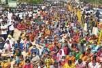கோவில் நிலத்தை மீட்க திரண்ட மக்கள்
