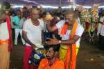தலையில் தேங்காய் உடைத்து பக்தர்கள் நேர்த்திக்கடன்