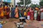 கொரோனா நீங்க பொங்கல் வைத்து வழிபட்ட பெண்கள்