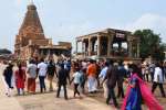 ஆங்கில புத்தாண்டு: தஞ்சை பெரியகோவிலில் குவிந்த பக்தர்கள்
