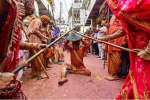 ஆண்களை தடியால் அடித்து பெண்கள் மகிழும் விழா