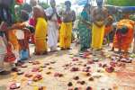 கோயில் வாசலில் விளக்கேற்றி வழிபட்ட பக்தர்கள்