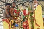 சத்யயுக சிருஷ்டி கோவிலில் தங்கக்குதிரை வாகனத்தில் கள்ளழகர்