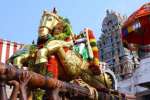 தங்ககுதிரை வாகனத்தில் பச்சை பட்டுடுத்தி சிறிய வைகையில் எழுந்தருளிய கள்ளழகர்