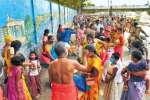 அழகருக்கு நேர்த்திக்கடன் செலுத்த வைகையில் குவிந்த பக்தர்கள்