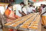மாரியம்மன் கோவில் சார்பில் நோயாளிகளுக்கு மதிய உணவு