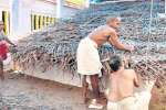 நாகராஜா கோயில் கருவறை மேற்கூரை ஓலை புதுப்பிப்பு