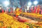 தசரா குழு சார்பில் பாறைக்காடு கிராமத்தில் பூக்குழி விழா