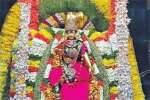 நவராத்திரி விழா: ஊஞ்சல் சேவையில் மதுரை மீனாட்சி
