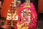 காவிரி நதியில் விளக்கேற்றி பக்தர்கள் வழிபாடு