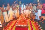 சபரிமலையில் கார்த்திகை தீபம்: கற்பூர ஒளியில் ஜொலித்த சன்னிதானம்