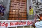 கோவை கோனியம்மன் கோவிலில் வெளியே நின்று பக்தர்கள் வழிபாடு