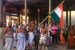 சிதம்பரம் நடராஜர் கோவில் ராஜகோபுரத்தில் தேசியக்கொடி ஏற்றம்