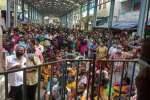 திருநள்ளாறு சனீஸ்வரன் கோவிலில் குவிந்த பக்தர்கள்