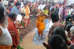 அங்காள பரமேஸ்வரி கோயிலில் அக்னி குண்டம் இறங்கிய பக்தர்கள்