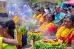 முத்துமாரியம்மன் கோவில் திருவிழாவில் தீச்சட்டி ஊர்வலம்