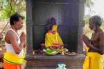 அம்மாவுக்கு கோவில் கட்டிய மகன்கள்: அபிஷேகம் செய்து வழிபாடு