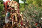 கோவிந்தா கோஷத்துடன் வைகை ஆற்றில் இறங்கிய வரதராஜ பெருமாள்